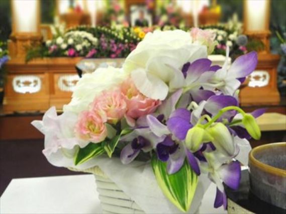 祭壇の前に置かれた供花