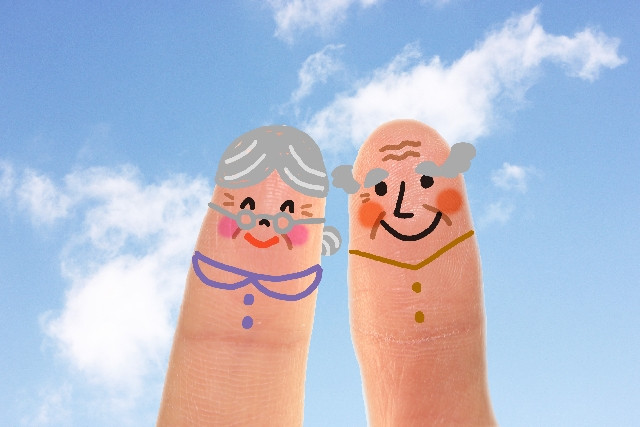 指で模された老夫婦